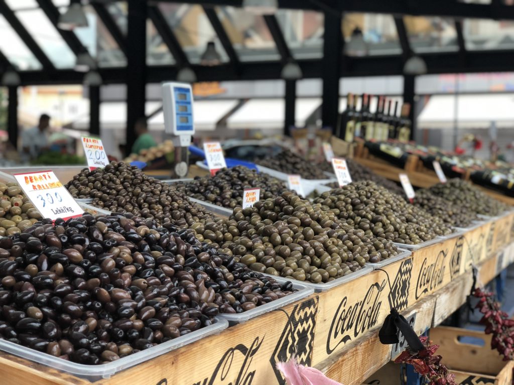 Stand d'olives dans le nouveau old bazaar de Tirana